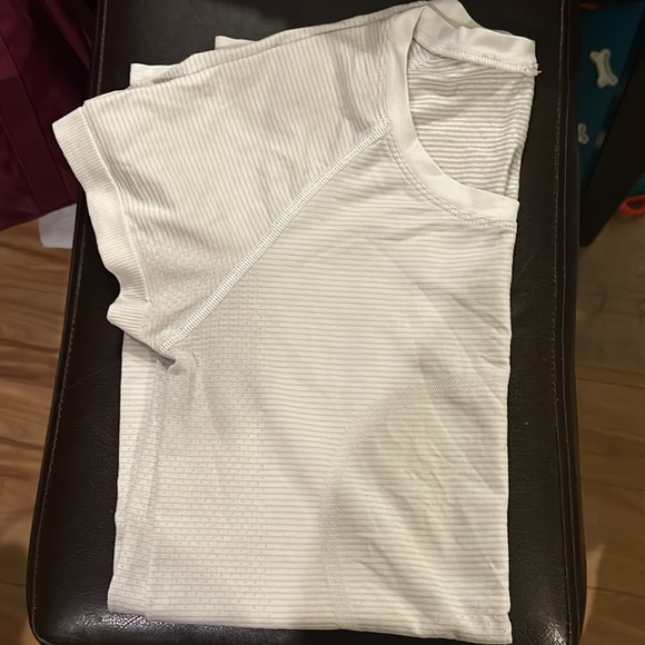 Lululemon SS Swiftly Tech White sz 6 w/Flaws - Picture 1 of 2